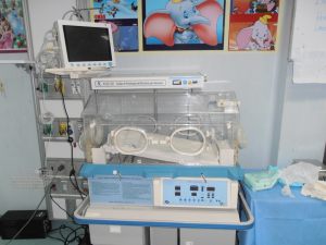 sala neonato incubadora con su monitor